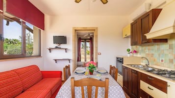 Fridge, oven, stovetop, coffee/tea maker