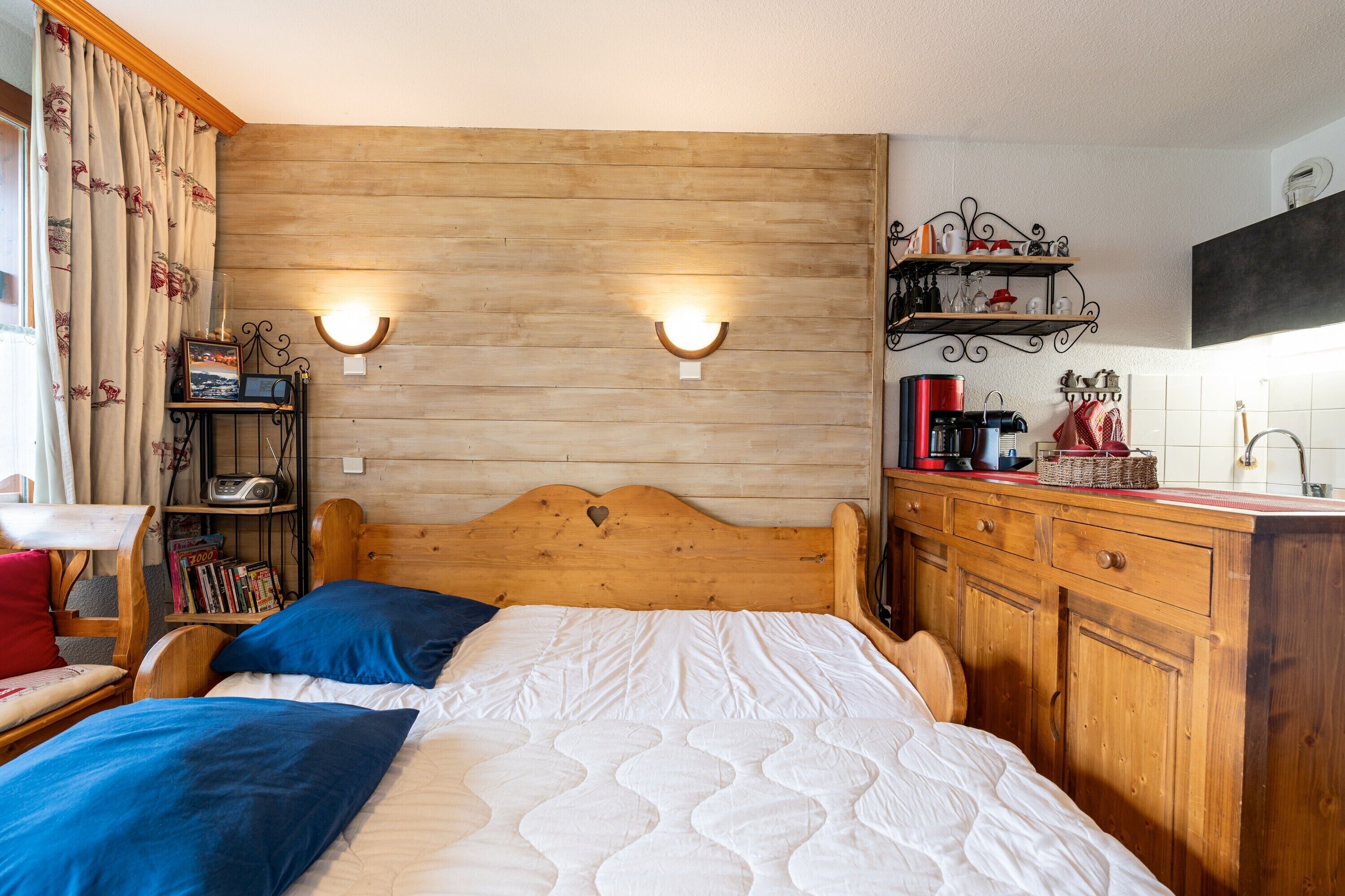 1 chambre, fer et planche à repasser