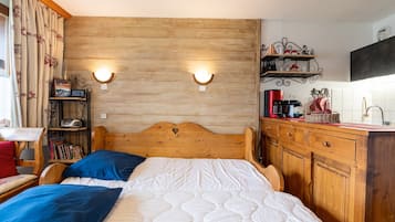 1 chambre, fer et planche Ă repasser