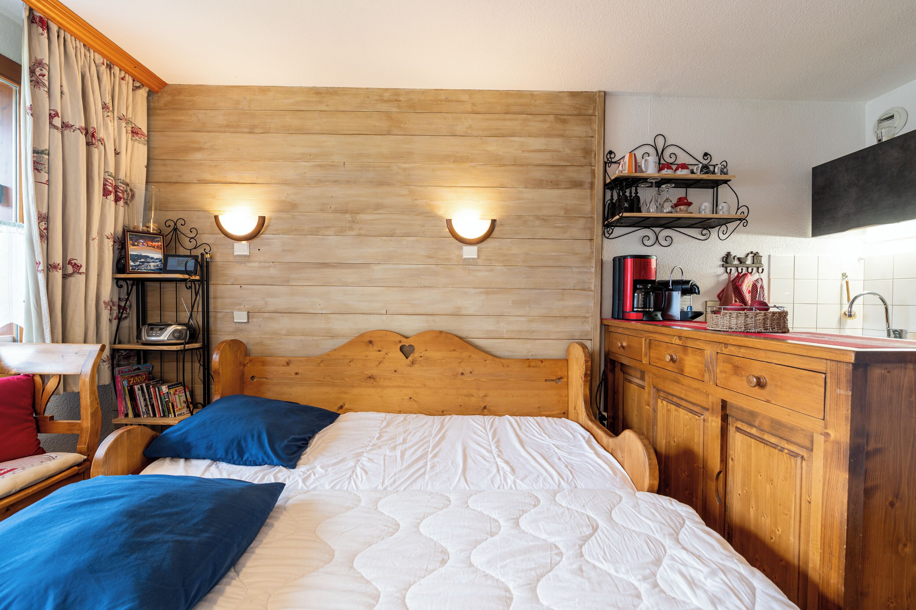 1 chambre, fer et planche à repasser