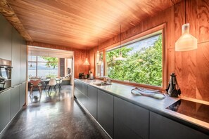 Køleskab, mikrobølgeovn, ovn, kogeplade