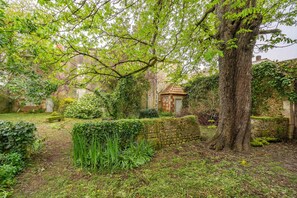 Property grounds - Holiday Home 'La Maison Télémaque' with Private Terrace, Private Garden and Wi-Fi (MARENNES)
