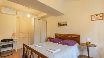 1 slaapkamer, een strijkplank/strijkijzer, gratis wifi, beddengoed