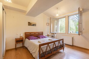 1 bedroom, iron/ironing board, free WiFi, bed sheets - Holiday Home 'La Maison Télémaque' with Private Terrace, Private Garden and Wi-Fi (MARENNES)