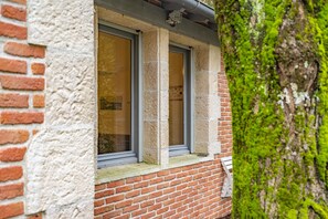 Exterior detail - Holiday Home 'La Maison Télémaque' with Private Terrace, Private Garden and Wi-Fi (MARENNES)