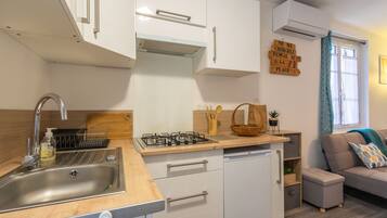 Kjøleskap, mikrobølgeovn, ovn og kokeplater