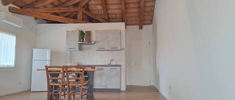 Geladeira, fogão, cooktop, cafeteira/chaleira