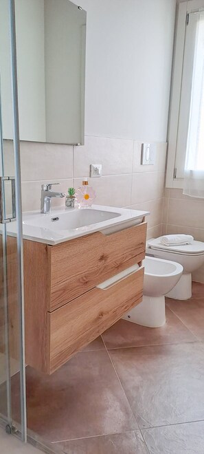 Douche, sèche-cheveux, serviettes fournies