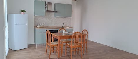 Fridge, oven, stovetop, coffee/tea maker