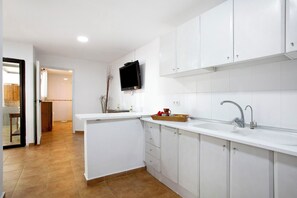 Kylskåp, mikrovågsugn, ugn och spishäll