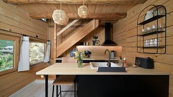 Een koelkast, een magnetron, een oven, een kookplaat