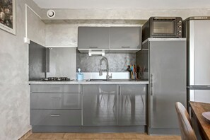 Kühlschrank, Mikrowelle, Ofen, Herdplatte