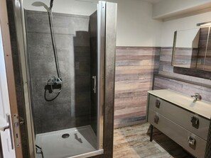Een douche, een haardroger, handdoeken