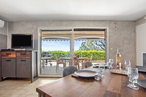 Dining - 'Appart Rez De Jardin Vue Mer' – Sea View Apartment with Private Terrace and Wi-Fi (Cavalaire-sur-Mer)