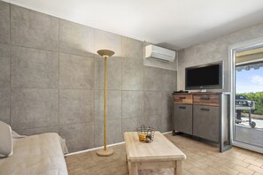 TV, stereo - 'Appart Rez De Jardin Vue Mer' – Sea View Apartment with Private Terrace and Wi-Fi (Cavalaire-sur-Mer)