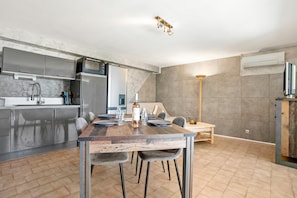 Dining - 'Appart Rez De Jardin Vue Mer' – Sea View Apartment with Private Terrace and Wi-Fi (Cavalaire-sur-Mer)