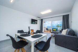 Dining - First Line Mediterranean Apartment with Sea Views, Wi-Fi and Air Conditioning (Calvià)