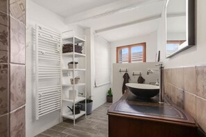 Suihku, ilmaiset hygieniatuotteet, hiustenkuivaaja, pyyhkeet