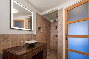 Dusche, kostenlose Toilettenartikel, Haartrockner, Handtücher