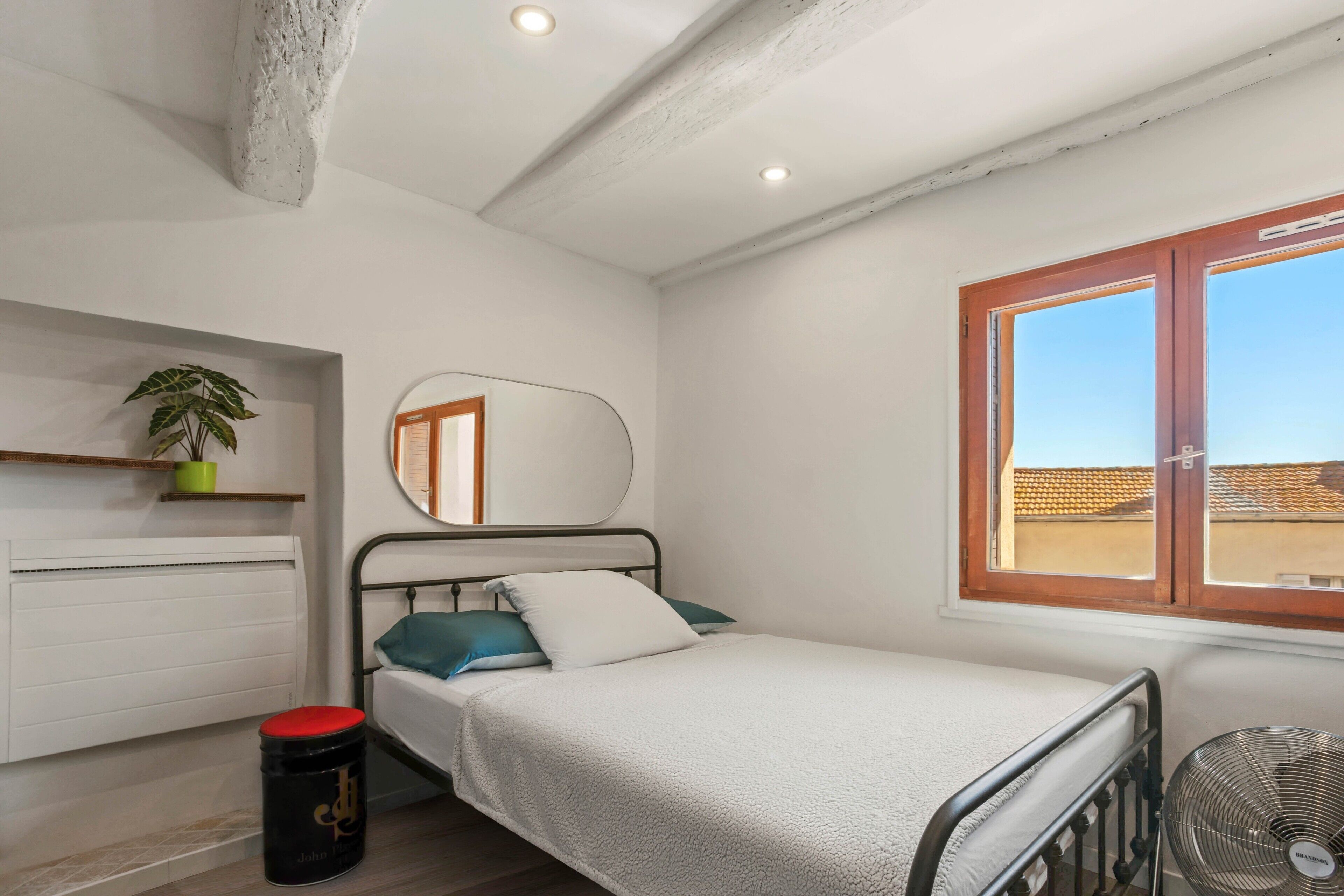 2 bedrooms, desk, iron/ironing board, free WiFi