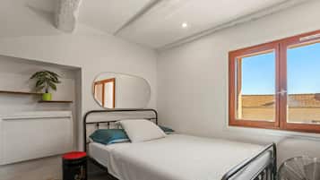 2 bedrooms, desk, iron/ironing board, free WiFi