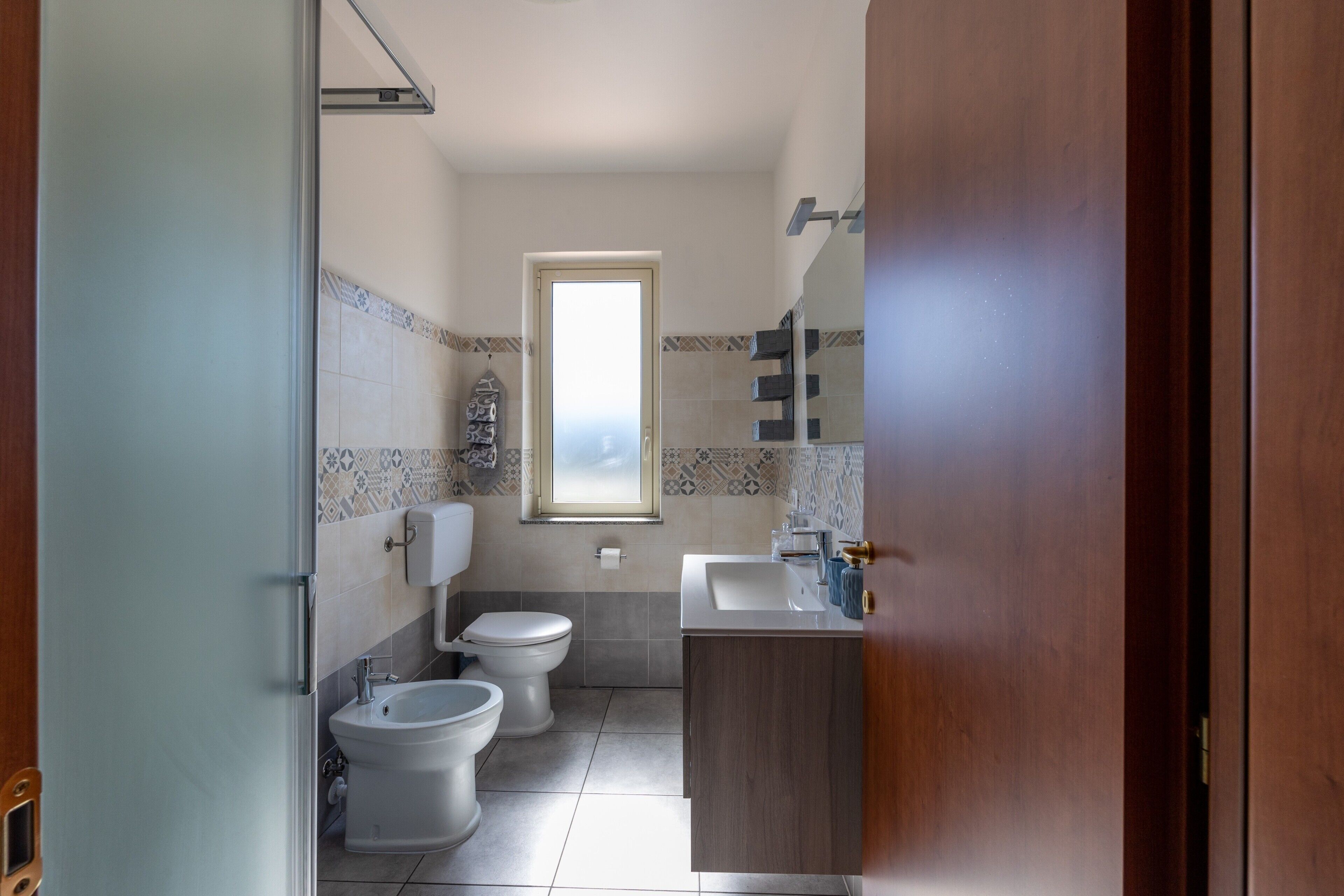 Suihku, hiustenkuivaaja, pyyhkeet