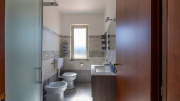 Suihku, hiustenkuivaaja, pyyhkeet