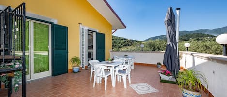 屋外ダイニングエリア