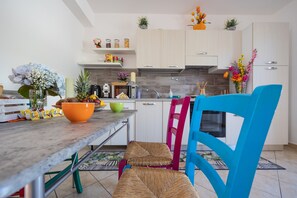 Refrigerador, horno, parrilla de estufa y cafetera y tetera 