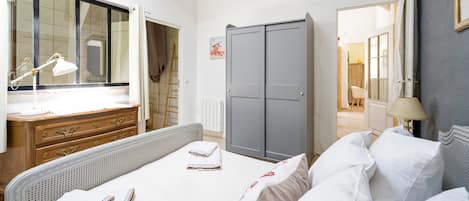 2 عدّة غرف نوم وواي فاي مجانًا وملاءات أسرّة