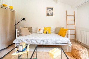 2 bedrooms, free WiFi, bed sheets - Cottage 'Ostau Flor' with Shared Pool, Private Terrace and Wi-Fi (Panjas)