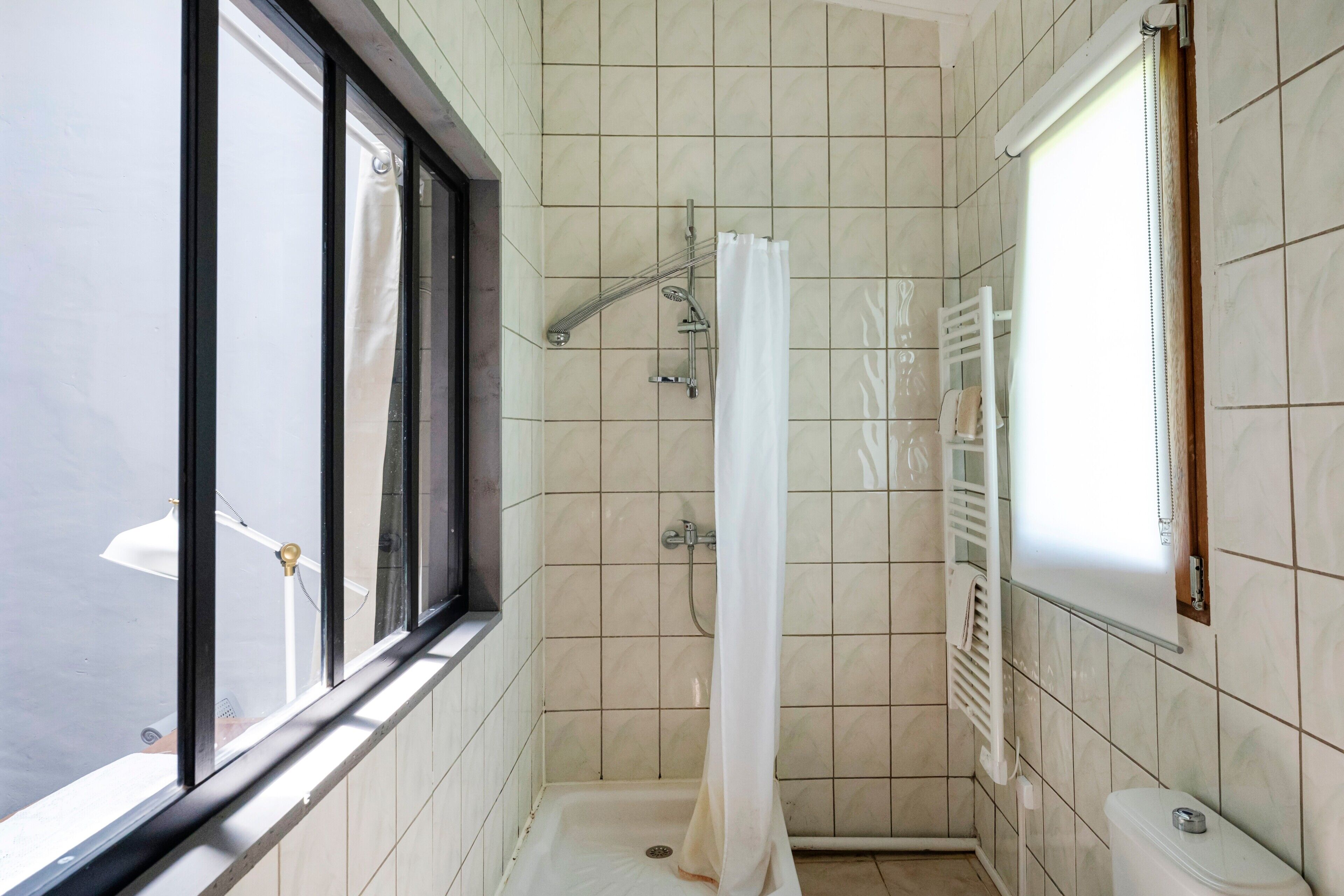 Douche, sèche-cheveux, serviettes fournies