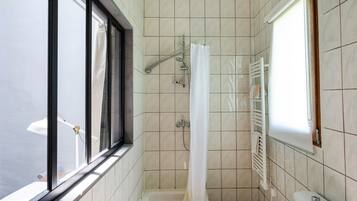 Douche, sĂšche-cheveux, serviettes fournies