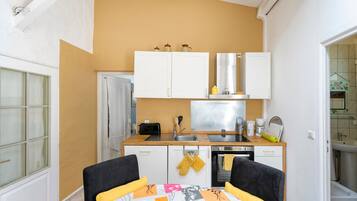 Réfrigérateur, micro-ondes, plaque de cuisson, lave-vaisselle