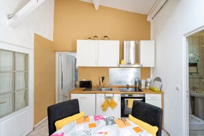 Fridge, microwave, stovetop, dishwasher