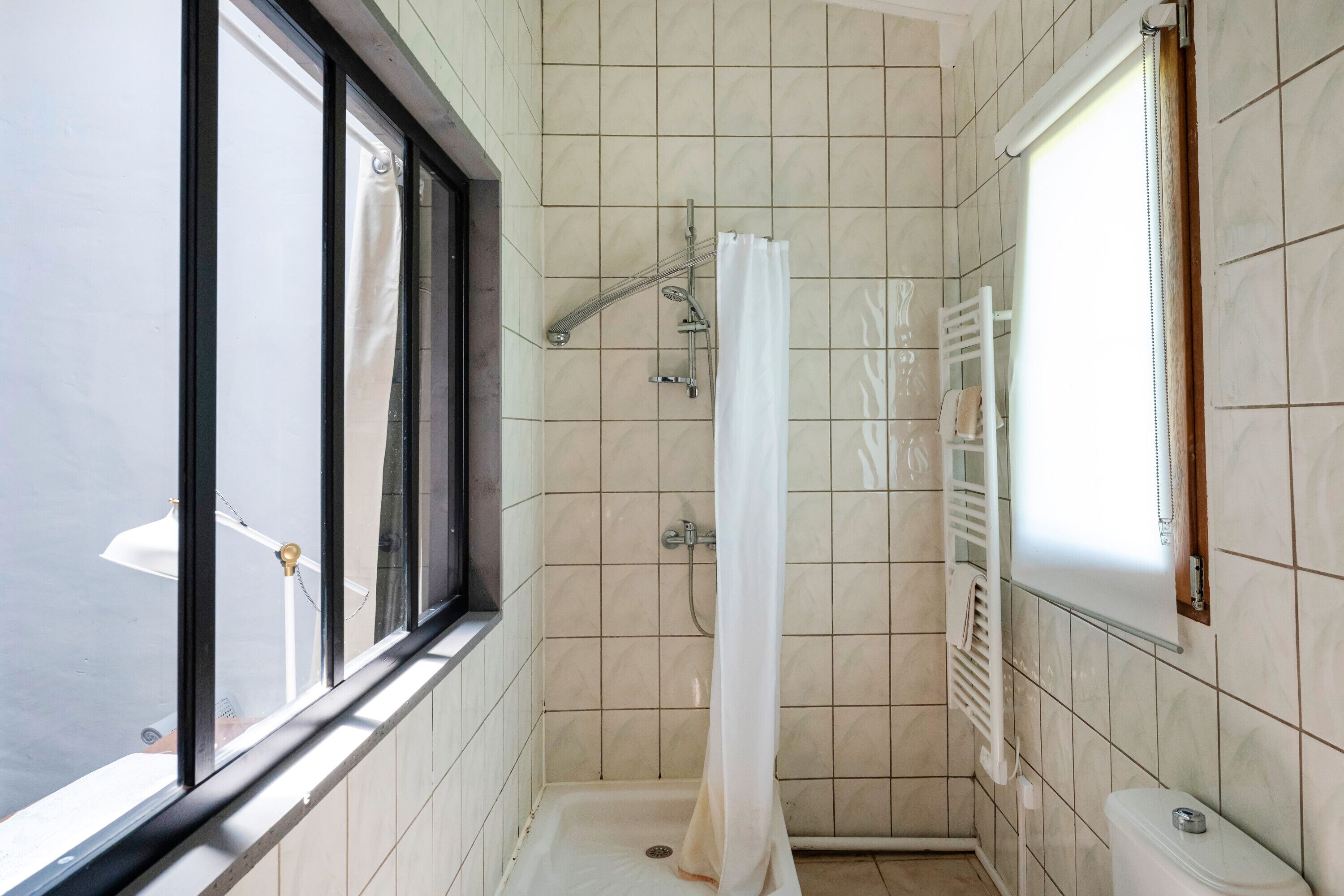 Een douche, een haardroger, handdoeken