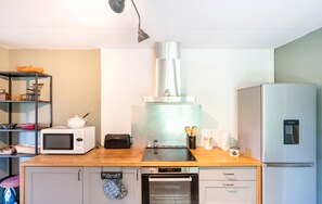 Kylskåp, mikrovågsugn, spishäll och diskmaskin