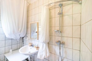 Shower, hair dryer, towels - Cottage 'Lou Tapata' with Shared Pool, Private Terrace and Wi-Fi (Panjas)