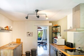 Fridge, microwave, stovetop, dishwasher