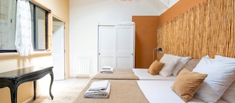 Casita de campo 'Lou Tapata' con piscina compartida, terraza privada y Wi-Fi