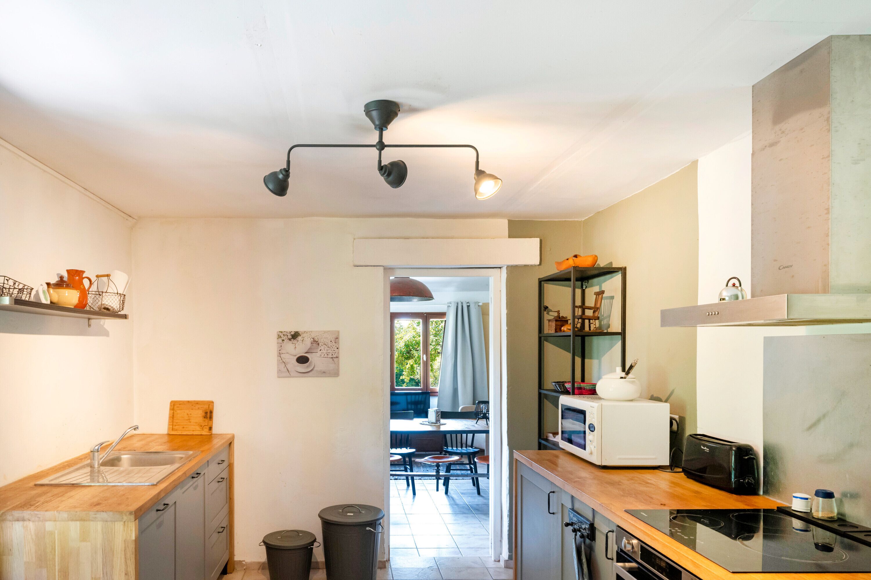 Réfrigérateur, micro-ondes, plaque de cuisson, lave-vaisselle