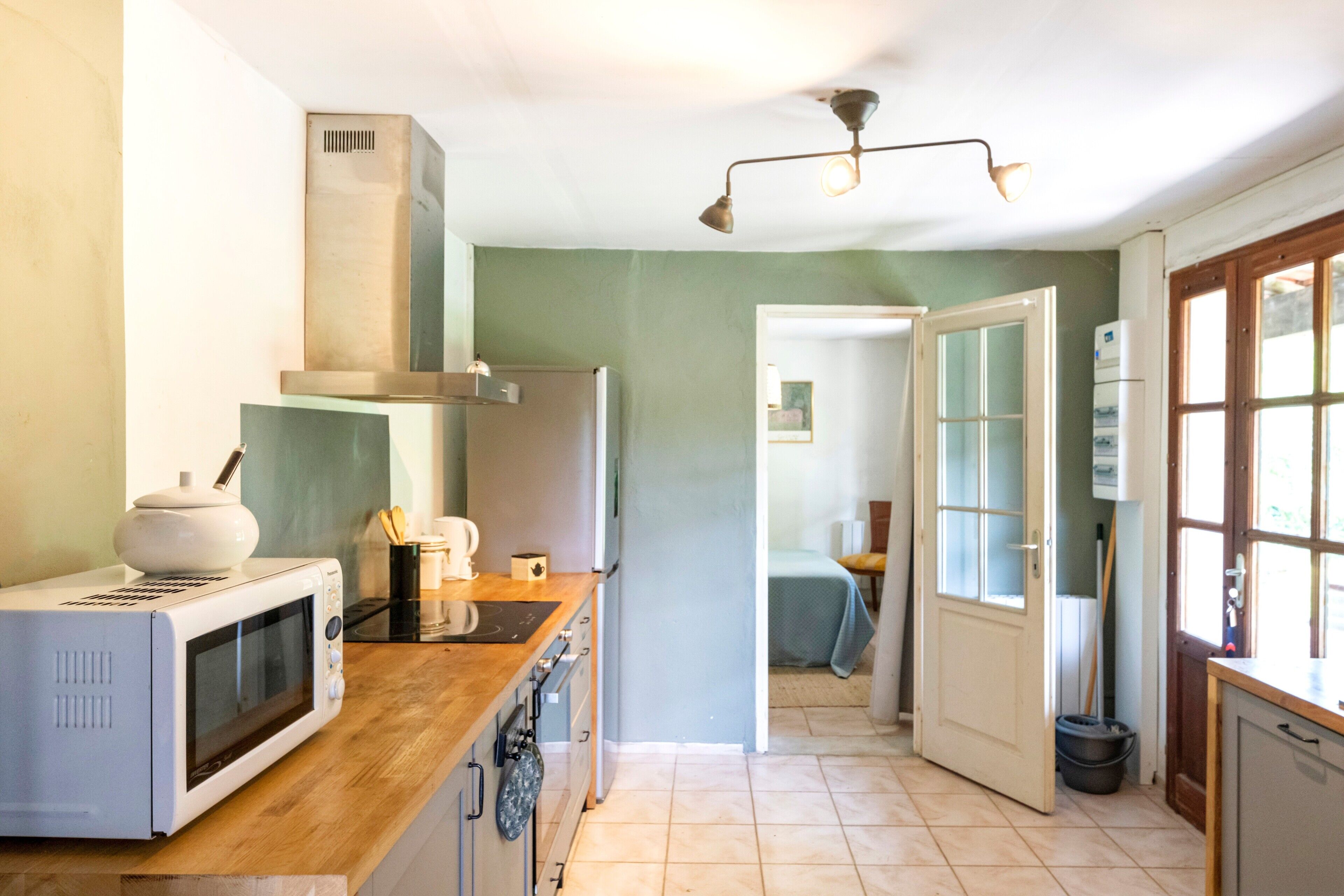 Kühlschrank, Mikrowelle, Herdplatte, Geschirrspüler