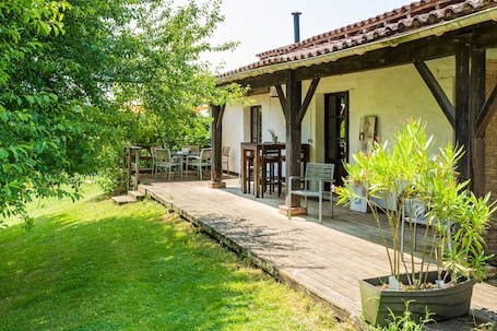 Outdoor dining. Cottage 'Lou Tapata' with Shared Pool, Private Terrace and Wi-Fi