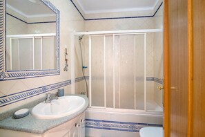 Shower, towels - Apartment 'Quinta Da Gomeira 60' with Shared Pool, Balcony and Air Conditioning (Tavira)