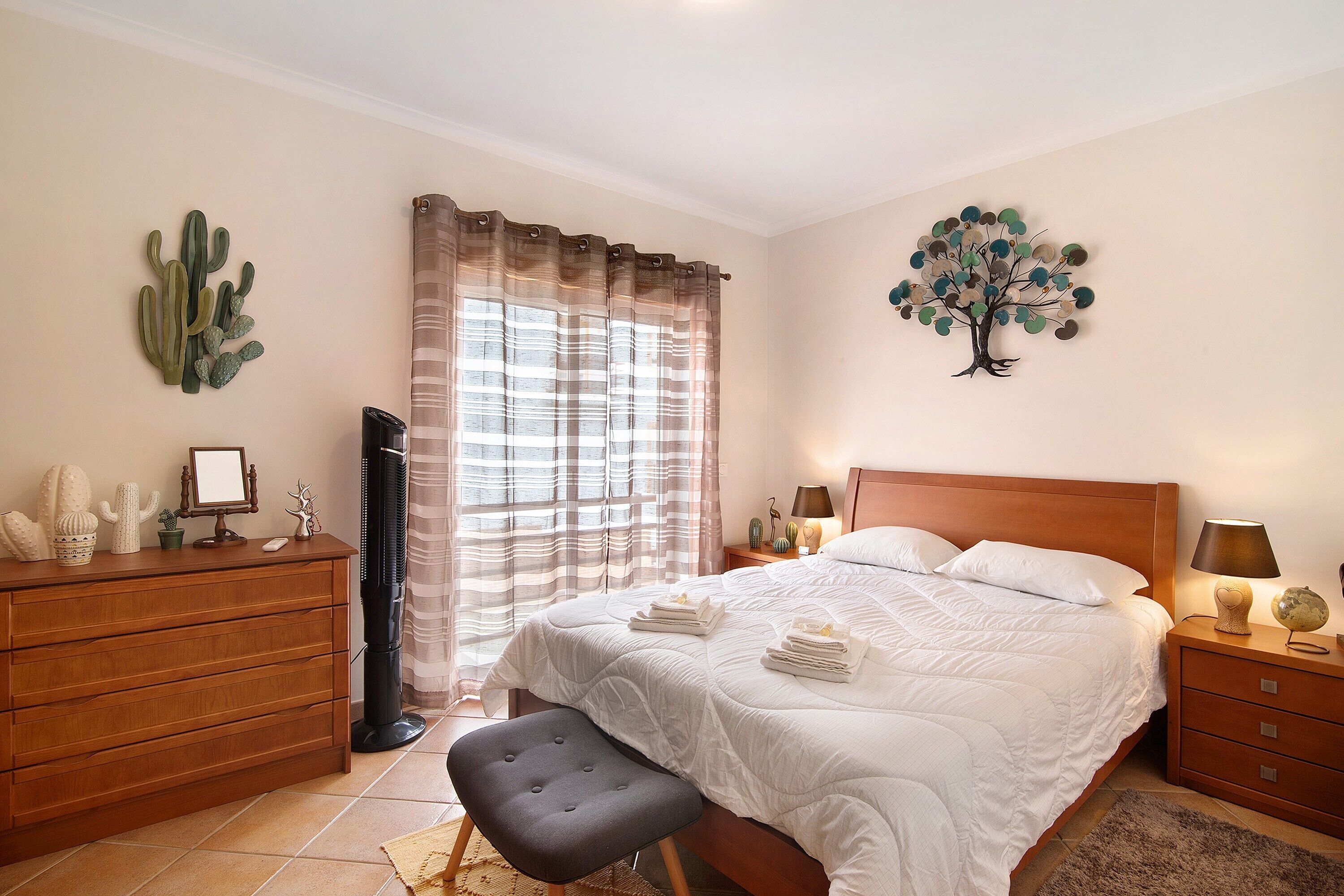 1 bedroom, bed sheets