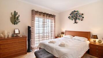 1 bedroom, bed sheets