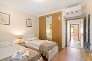 2 bedrooms, WiFi, bed sheets - Apartment 'O'Pomar 150' with Shared Pool, Balcony, and Air Conditioning (Tavira)