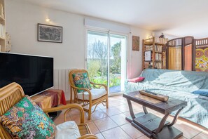 Tv, pejs, dvd-afspiller, bordtennisbord