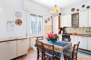 Kühlschrank, Ofen, Herdplatte, Kochgeschirr/Geschirr/Besteck