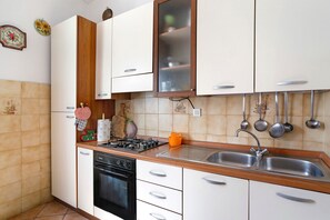 Refrigerador, horno, parrilla de estufa y utensilios de cocina 